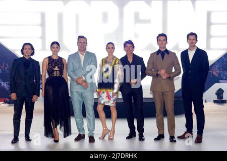 MEXIKO-STADT, MEXIKO - MAI 06: (L-R) Danny Ramirez, Monica Barbaro, Jon Hamm, Jennifer Connelly, Tom Cruise, Miles Teller, Joseph Kosinski nimmt an der Premiere von 'Top Gun: Maverick' in Mexiko Teil. (Foto von Francisco Morales/DAMPHOTO) Stockfoto