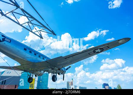 Das Flugzeug hängt an der Fassade des Gebäudes des Flugzeugmuseums in Berlin. Berlin, Deutschland - 05.17.2019 Stockfoto