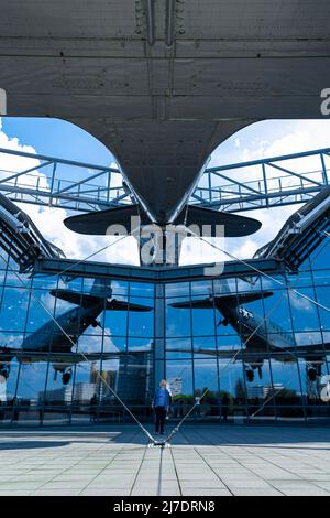 Das Flugzeug hängt an der Fassade des Gebäudes des Flugzeugmuseums in Berlin. Berlin, Deutschland - 05.17.2019 Stockfoto