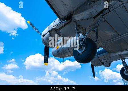 Das Flugzeug hängt an der Fassade des Gebäudes des Flugzeugmuseums in Berlin. Berlin, Deutschland - 05.17.2019 Stockfoto