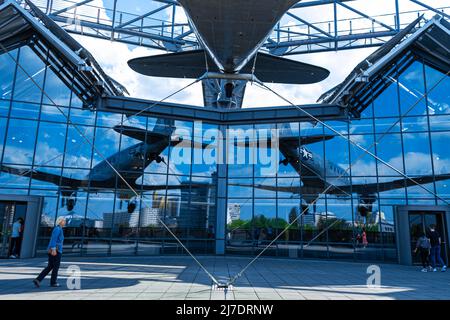 Das Flugzeug hängt an der Fassade des Gebäudes des Flugzeugmuseums in Berlin. Berlin, Deutschland - 05.17.2019 Stockfoto