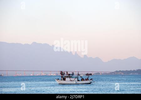 Boote in Guanabara Bay von Mureta da Urca in Rio de Janeiro, Brasilien - 28. Februar 2022: Boot in Guanabara Bay von Urca in Ri aus gesehen Stockfoto