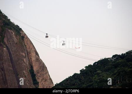 Zuckerhut-Seilbahn in Rio de Janeiro, Brasilien - 01. März 2022: Zuckerhut-Seilbahn vom Botafogo-Viertel in Rio de Janeiro aus gesehen. Stockfoto