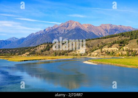 Landschaftsansicht der Kirchtürme in den Kanadischen Rockies mit dem Bull River im Osten Kootenay bei Cranbrook, British Columbia, Kanada Stockfoto