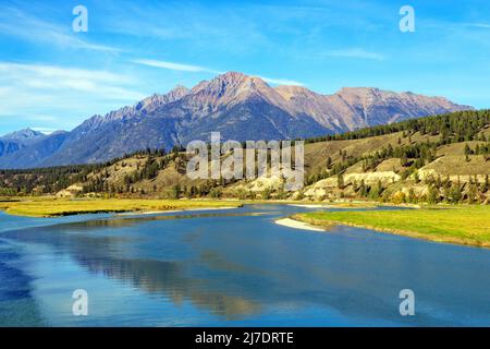 Landschaftsansicht der Kirchtürme in den Kanadischen Rockies mit dem Bull River im Osten Kootenay bei Cranbrook, British Columbia, Kanada Stockfoto