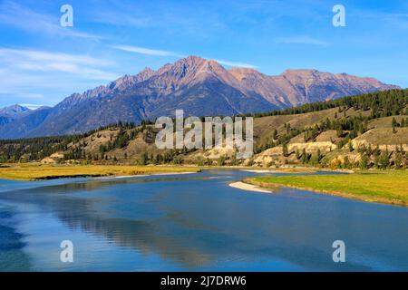 Landschaftsansicht der Kirchtürme in den Kanadischen Rockies mit dem Bull River im Osten Kootenay bei Cranbrook, British Columbia, Kanada Stockfoto