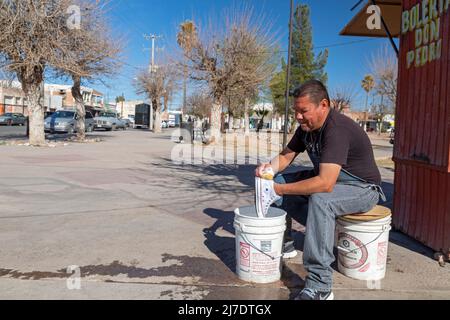 Agua Prieta, Mexiko - Ein Mann wäscht ein Paar Converse Chuck Taylor All-Star-Schuhe im Bolería Don Pedro, einem schuhputzladen, von Hand. Stockfoto