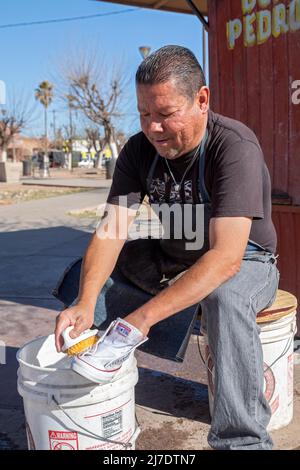 Agua Prieta, Mexiko - Ein Mann wäscht ein Paar Converse Chuck Taylor All-Star-Schuhe im Bolería Don Pedro, einem schuhputzladen, von Hand. Stockfoto