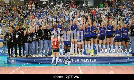 08. Mai 2022, Baden-Württemberg, Stuttgart: Volleyball, Frauen: Bundesliga, Allianz MTV Stuttgart - SC Potsdam, Meisterschaftsrunde, Finale, Spieltag 5. Die Spieler, Trainer und Support-Mitarbeiter der Allianz MTV Stuttgart feiern die Meisterschaft. (An "Stuttgarter Frauen-Volleyballmannschaft sichert sich deutschen Meistertitel") Foto: Herbert Rudel/Pressefoto Rudel/dpa Stockfoto