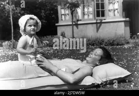 JESSIE MATTHEWS und ihre adoptierte Tochter Catherine, um 1937, private Momentaufnahme in ihrem Haus in Hampton, Middlesex Stockfoto