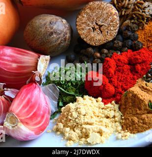 Würzige Zutaten wie Zwiebeln und Paprika sowie Foto von Knoblauchbrühe Stockfoto