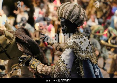 Die Krippe des Königspalastes von Caserta ist eine kostbare neapolitanische Krippe aus dem Jahr 700, ihre Statuetten sind mit kostbarem Stoff und seltenen Steinen bedeckt. Stockfoto