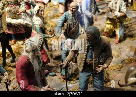 Die Krippe des Königspalastes von Caserta ist eine kostbare neapolitanische Krippe aus dem Jahr 700, ihre Statuetten sind mit kostbarem Stoff und seltenen Steinen bedeckt. Stockfoto