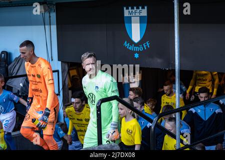 Malmoe, Schweden. 07., Mai 2022. Torhüter Johan Dahlin (27) von Malmoe FF treten im Eleda Stadion in Malmoe in das Feld für das Allsvenskan-Spiel zwischen Malmoe FF und Mjallby ein. (Foto: Gonzales Photo - Joe Miller). Stockfoto