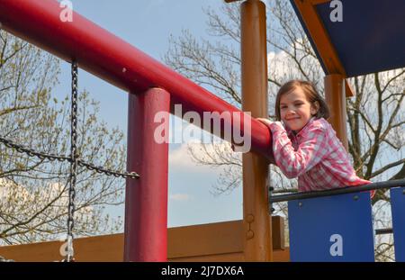 Modernen Kinderspielplatz im Park. Stockfoto