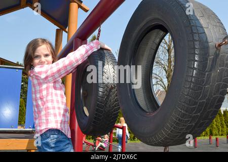 Modernen Kinderspielplatz im Park. Stockfoto