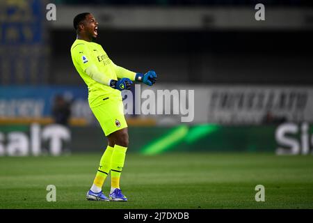 Verona, Italien. 08 Mai 2022. Mike Maignan vom AC Mailand feiert während der Serie Ein Fußballspiel zwischen dem FC Hellas Verona und dem AC Mailand. Kredit: Nicolò Campo/Alamy Live Nachrichten Stockfoto