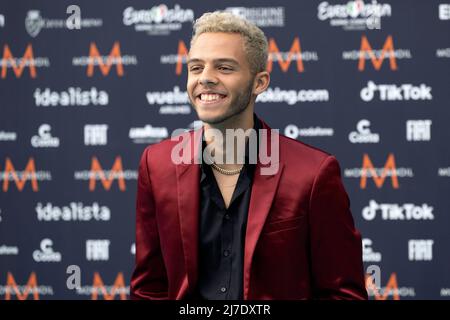 TURIN 20220508 Malik Harris aus Deutschland posiert auf dem türkisfarbenen Teppich während der Eröffnungsfeier des Eurovision Song Contest 2022 in Turin. Foto Jessica Gow / TT Code 10070 Stockfoto