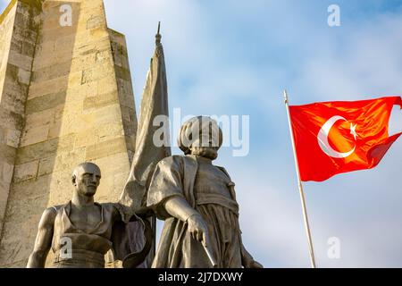 Denkmal des Barbaros Hayreddin Pasa in Besiktas Istanbul. Barbarossa oder Barbaros Hayrettin Pasha Statue mit türkischer Flagge. Osmanische Marine. Preveze Savas Stockfoto