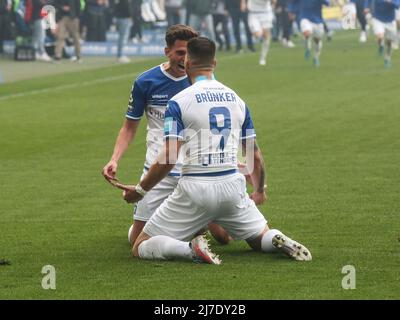 Torfest Tobias Müller mit Torschütze Kai Brünker 1.FCM 3. Liga Fußball Saison 2021-2022 Punkte Spiel 1. FC Magdeburg - FSV Zwickau Stockfoto