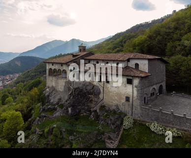 Luftpanorama von der Drohne des Sanctuary of St. Patrick (San Patrizio) auf der steilen Klippe gebaut, Colzate, Bergamo, Italien Stockfoto
