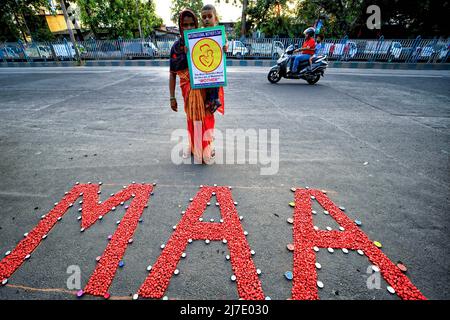 Kalkutta, Indien - am 8. Mai 2022 wird in Kalkutta Ein Sozialaktivist mit einem Plakat gesehen, um am Muttertag in Kalkutta auf den Blutzustand und die Thalassämie aufmerksam zu machen. Indische Sozialaktivisten demonstrierten anlässlich des Internationalen Thalassämie-Tages, der ein Datum mit dem Muttertag teilt, um das Bewusstsein für den Blutzustand und die Thalassämie zu schärfen. Der Muttertag wird begangen, um die Existenz der Mütter und ihre Bedeutung im menschlichen Leben zu ehren. Stockfoto