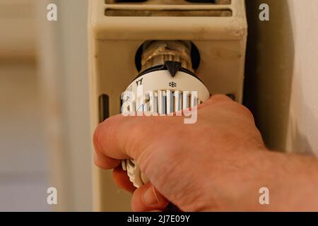 Thermostat eines Heizelements auf Ebene 0, um Energie zu sparen. Stockfoto