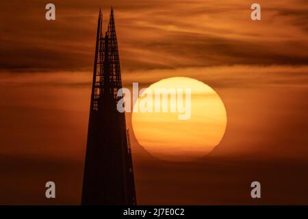 London, Großbritannien. 8.. Mai 2022. Wetter in Großbritannien: Dramatischer Sonnenuntergang über dem Shard Skyscraper-Gebäude, während sich Großbritannien darauf vorbereitet, ab nächster Woche die erhöhten Temperaturen zu genießen. Kredit: Guy Corbishley/Alamy Live Nachrichten Stockfoto