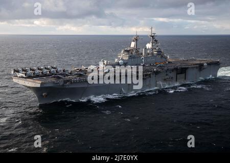 220425-N-MZ836-1011 ATLANTISCHER OZEAN (25. April 2022) - das amphibische Sturmschiff USS Kearsarge (LHD 3) der Wasp-Klasse führt am 25. April 2022 durch den Atlantik. Kearsarge, das Flaggschiff des ARG/MEU-Teams von Kearsarge, ist unter dem Kommando und der Kontrolle der Task Force 61/2 im Einsatz, während er in der Sechsten Flotte der USA zur Unterstützung der Interessen der USA, der Alliierten und der Partner in Europa und Afrika tätig ist. (USA Navy Foto von Mass Communication Specialist 3. Class Jesse Schwab) Stockfoto