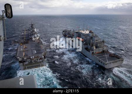 220425-N-MZ836-1303 ATLANTISCHER OZEAN (25 5. April 2022) - das amphibische Sturmschiff USS Kearsarge (LHD 3) der Wasp-Klasse führt am 25. April 2022 mit dem Trocken- und Munitionsschiff USNS Robert E. Peary der Lewis- und Clark-Klasse eine Auffüllung auf See durch. Kearsarge, das Flaggschiff des ARG/MEU-Teams von Kearsarge, ist unter dem Kommando und der Kontrolle der Task Force 61/2 im Einsatz, während er in der Sechsten Flotte der USA zur Unterstützung der Interessen der USA, der Alliierten und der Partner in Europa und Afrika tätig ist. (USA Navy Foto von Mass Communication Specialist 3. Class Jesse Schwab) Stockfoto