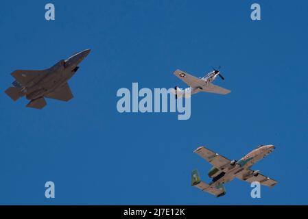 Ein F-35A Lightning II vom Luftwaffenstützpunkt Langley, Virginia; ein A-10C Thunderbolt II vom Luftwaffenstützpunkt Davis-Monthan, New Mexico, und ein P-51 Mustang führen am 7. Mai 2022 einen Überflug auf dem Luftwaffenstützpunkt Holloman, New Mexico, durch. Die Flugzeuge waren Teil des Heritage-Fluges, bei dem moderne Kampfflugzeuge und Angriffsflugzeuge neben Flugzeugen aus der Zeit des Zweiten Weltkriegs, Korea und Vietnam fliegen, was die Geschichte der Luftwaffe unseres Landes dramatisch darstellt. (USA Luftwaffe Foto von Airman 1. Klasse Nichola Paczkowski) Stockfoto