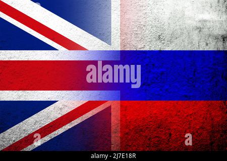 Nationalflagge der Russischen Föderation mit Nationalflagge des Vereinigten Königreichs Großbritannien. Grungen Hintergrund Stockfoto