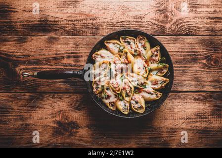 Pfanne mit gebackenen Jumbo-Schalen Pasta gefüllt mit Hackfleisch, Spinat und Käse Stockfoto