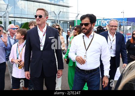 Miami, Florida, 08/05/2022, (L bis R): Tom Garfinkel (USA) Vice Chairman, President und Chief Executive Officer der Miami Dolphins und des Hard Rock Stadium, mit Mohammed bin Sulayem (VAE) FIA-Präsident am Start. 08.05.2022. Formel 1 Weltmeisterschaft, Rd 5, Miami Grand Prix, Miami, Florida, USA, Wettkampftag. Bildnachweis sollte lauten: XPB/Press Association Images. Stockfoto