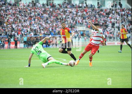 8. Mai 2022, Tunis, Tunesien: Tunis, Tunesien 08. Mai, 2022. Yassine Chamakhi von CA im Einsatz mit GK Mohamed Debchi von EST während des Derbys der Hauptstadt Tunis zwischen Club Africain (CA) und Esperance Sportive de Tunis (EST) im Stadion Rades im Rahmen des 3.-tägigen Spiels der Fußball-Liga 1. (Bild: © Chokri Mahjoub/ZUMA Press Wire) Stockfoto