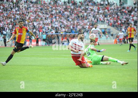 8. Mai 2022, Tunis, Tunesien: Tunis, Tunesien 08. Mai, 2022. Yassine Chamakhi von CA im Einsatz mit GK Mohamed Debchi von EST während des Derbys der Hauptstadt Tunis zwischen Club Africain (CA) und Esperance Sportive de Tunis (EST) im Stadion Rades im Rahmen des 3.-tägigen Spiels der Fußball-Liga 1. (Bild: © Chokri Mahjoub/ZUMA Press Wire) Stockfoto