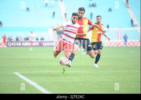 8. Mai 2022, Tunis, Tunesien: Tunis, Tunesien 08. Mai, 2022. Yassine Chamakhi von CA im Einsatz mit Mohamed Tougai(4) von EST während des Derbys der Hauptstadt Tunis zwischen Club Africain (CA) und Esperance Sportive de Tunis (EST) im Stadion Rades im Rahmen des 3.-tägigen Spiels der Fußball-Liga 1. (Bild: © Chokri Mahjoub/ZUMA Press Wire) Stockfoto