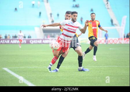 8. Mai 2022, Tunis, Tunesien: Tunis, Tunesien 08. Mai, 2022. Yassine Chamakhi von CA im Einsatz mit Mohamed Tougai(4) von EST während des Derbys der Hauptstadt Tunis zwischen Club Africain (CA) und Esperance Sportive de Tunis (EST) im Stadion Rades im Rahmen des 3.-tägigen Spiels der Fußball-Liga 1. (Bild: © Chokri Mahjoub/ZUMA Press Wire) Stockfoto