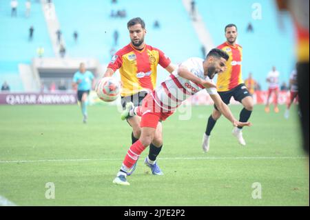 8. Mai 2022, Tunis, Tunesien: Tunis, Tunesien 08. Mai, 2022. Yassine Chamakhi von CA im Einsatz mit Mohamed Tougai(4) von EST während des Derbys der Hauptstadt Tunis zwischen Club Africain (CA) und Esperance Sportive de Tunis (EST) im Stadion Rades im Rahmen des 3.-tägigen Spiels der Fußball-Liga 1. (Bild: © Chokri Mahjoub/ZUMA Press Wire) Stockfoto