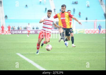 8. Mai 2022, Tunis, Tunesien: Tunis, Tunesien 08. Mai, 2022. Yassine Chamakhi von CA im Einsatz mit Mohamed Tougai(4) von EST während des Derbys der Hauptstadt Tunis zwischen Club Africain (CA) und Esperance Sportive de Tunis (EST) im Stadion Rades im Rahmen des 3.-tägigen Spiels der Fußball-Liga 1. (Bild: © Chokri Mahjoub/ZUMA Press Wire) Stockfoto