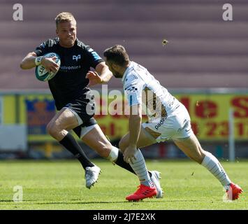 Swansea, Großbritannien. 8. Mai 2022. Gareth Anscombe von Ospreys während des Ospreys gegen Dragons United Rugby Championship Match. Kredit: Gruffydd Thomas/Alamy Stockfoto