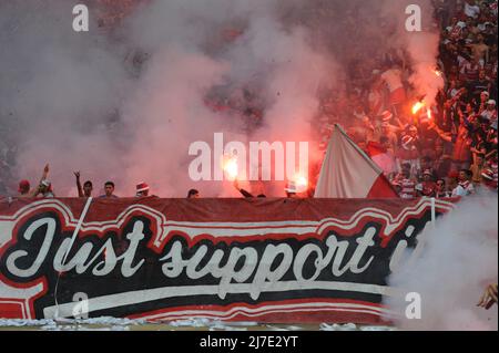 8. Mai 2022, Tunis, Tunesien: Tunis, Tunesien 08. Mai, 2022. Unterstützer von CA während des Derbys der Hauptstadt Tunis zwischen Club Africain (CA) und Esperance Sportive de Tunis (EST) im Stadion Rades im Rahmen des 3.-tägigen Spiels der Fußball-Liga 1. (Bild: © Chokri Mahjoub/ZUMA Press Wire) Stockfoto