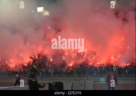 8. Mai 2022, Tunis, Tunesien: Tunis, Tunesien 08. Mai, 2022. Unterstützer von CA während des Derbys der Hauptstadt Tunis zwischen Club Africain (CA) und Esperance Sportive de Tunis (EST) im Stadion Rades im Rahmen des 3.-tägigen Spiels der Fußball-Liga 1. (Bild: © Chokri Mahjoub/ZUMA Press Wire) Stockfoto