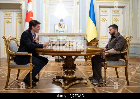 Kiew, Ukraine. 08. Mai 2022. Der ukrainische Präsident Wolodymyr Zelenskyy, rechts, und der kanadische Premierminister Justin Trudeau führen am 8. Mai 2022 in Kiew, Ukraine, bilaterale Gespräche im Präsidentenverwaltungsgebäude. Quelle: Ukrainische Präsidentschaft/Ukrainische Präsidentschaft/Alamy Live News Stockfoto