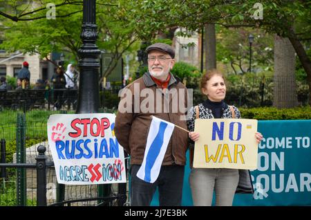 Gealtertes Paar mit No war-Schild am Union Square während der Ukraine-Kundgebung in New York City/ Stockfoto