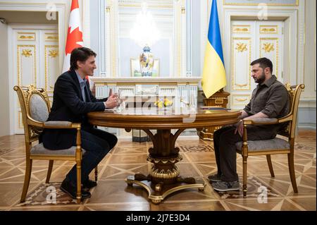 Kiew, Ukraine. 08. Mai 2022. Der ukrainische Präsident Wolodymyr Zelenskyy, rechts, und der kanadische Premierminister Justin Trudeau führen am 8. Mai 2022 in Kiew, Ukraine, bilaterale Gespräche im Präsidentenverwaltungsgebäude. Quelle: Ukrainische Präsidentschaft/Ukrainische Präsidentschaft/Alamy Live News Stockfoto