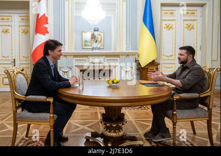 Kiew, Ukraine. 08. Mai 2022. Der ukrainische Präsident Wolodymyr Zelenskyy, rechts, und der kanadische Premierminister Justin Trudeau führen am 8. Mai 2022 in Kiew, Ukraine, bilaterale Gespräche im Präsidentenverwaltungsgebäude. Quelle: Ukrainische Präsidentschaft/Ukrainische Präsidentschaft/Alamy Live News Stockfoto