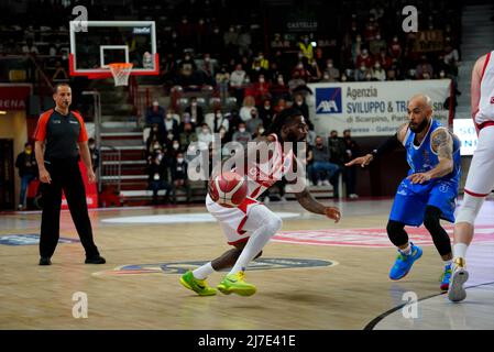 Enerxenia Arena, Varese, Italien, 08. Mai 2022, Bean Angriff gegen Logan während Openjobmetis Varese gegen Banco di Sardegna Sassari - Italienische Basketball A Serie Championship Stockfoto