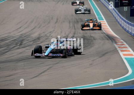 08. Mai 2022, USA, Miami: Motorsport: Formel-1-Weltmeisterschaft, Miami Grand Prix, Rennen: Fernando Alonso aus Spanien vom Team Alpine ist auf Kurs vor Lando Norris aus Großbritannien vom Team McLaren. Foto: Hasan Bratic/dpa Stockfoto