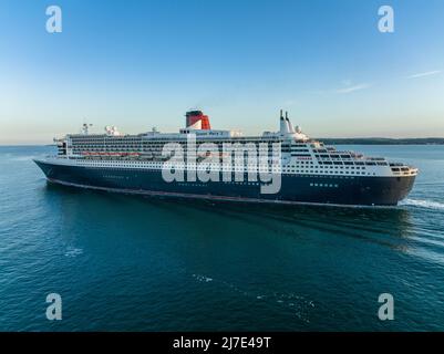 Cunard's RMS Queen Mary 2, Abfahrt von Southampton, Ziel New York. Luftaufnahmen, während der transatlantische Ozeandampfer die Solent-Gewässer überquert. Stockfoto